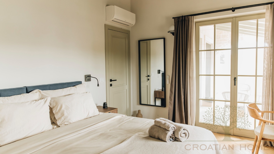 Premium-Villa nahe Pore&ccaron; &plus; 5&period;500 m&sup2; Zusatzgrundst&uuml;ck f&uuml;r Sport & Freizeit &lpar;beantragte Umwidmung&rpar;