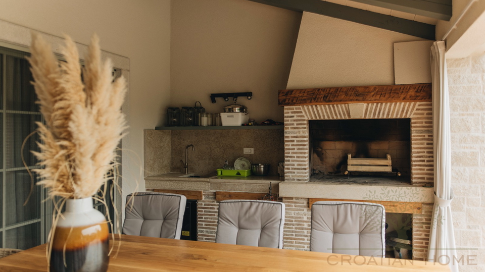 Premium-Villa nahe Pore&ccaron; &plus; 5&period;500 m&sup2; Zusatzgrundst&uuml;ck f&uuml;r Sport & Freizeit &lpar;beantragte Umwidmung&rpar;