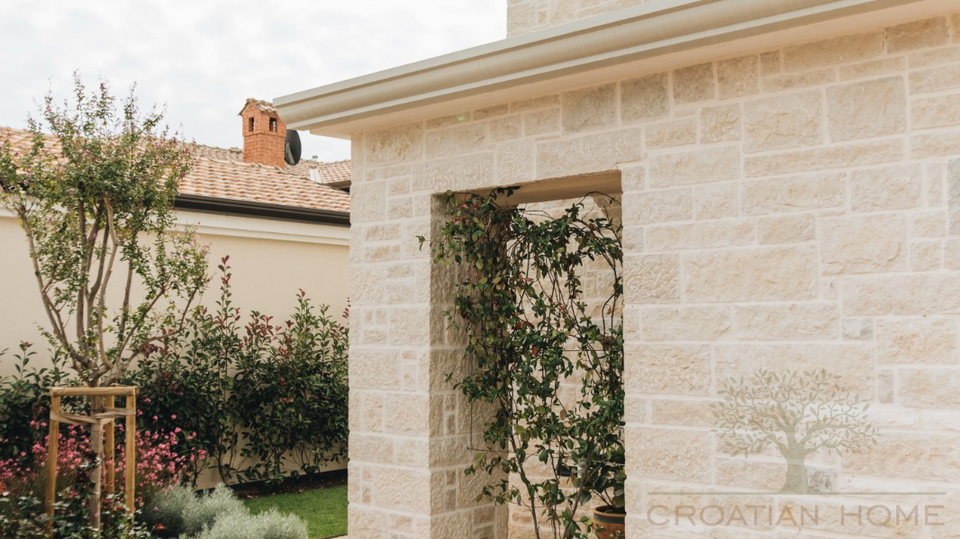 Premium-Villa nahe Pore&ccaron; &plus; 5&period;500 m&sup2; Zusatzgrundst&uuml;ck f&uuml;r Sport & Freizeit &lpar;beantragte Umwidmung&rpar;