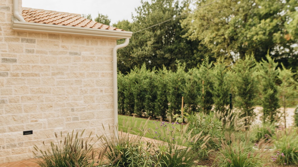 Premium-Villa nahe Pore&ccaron; &plus; 5&period;500 m&sup2; Zusatzgrundst&uuml;ck f&uuml;r Sport & Freizeit &lpar;beantragte Umwidmung&rpar;