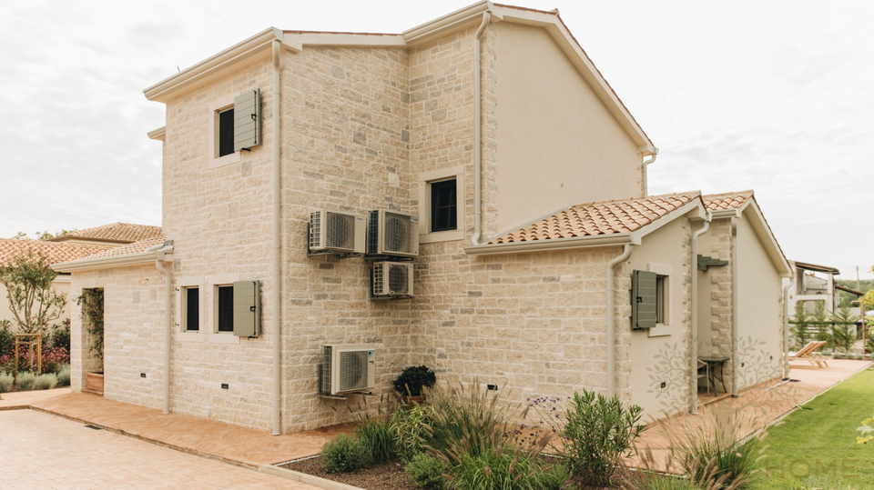 Premium-Villa nahe Pore&ccaron; &plus; 5&period;500 m&sup2; Zusatzgrundst&uuml;ck f&uuml;r Sport & Freizeit &lpar;beantragte Umwidmung&rpar;