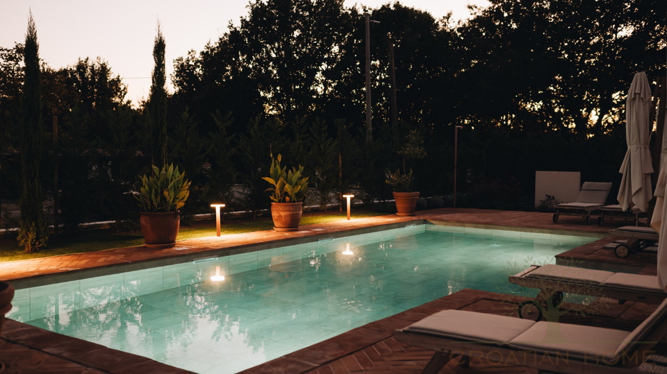 Premium-Villa nahe Pore&ccaron; &plus; 5&period;500 m&sup2; Zusatzgrundst&uuml;ck f&uuml;r Sport & Freizeit &lpar;beantragte Umwidmung&rpar;