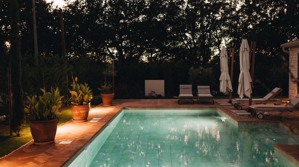 Premium-Villa nahe Pore&ccaron; &plus; 5&period;500 m&sup2; Zusatzgrundst&uuml;ck f&uuml;r Sport & Freizeit &lpar;beantragte Umwidmung&rpar;