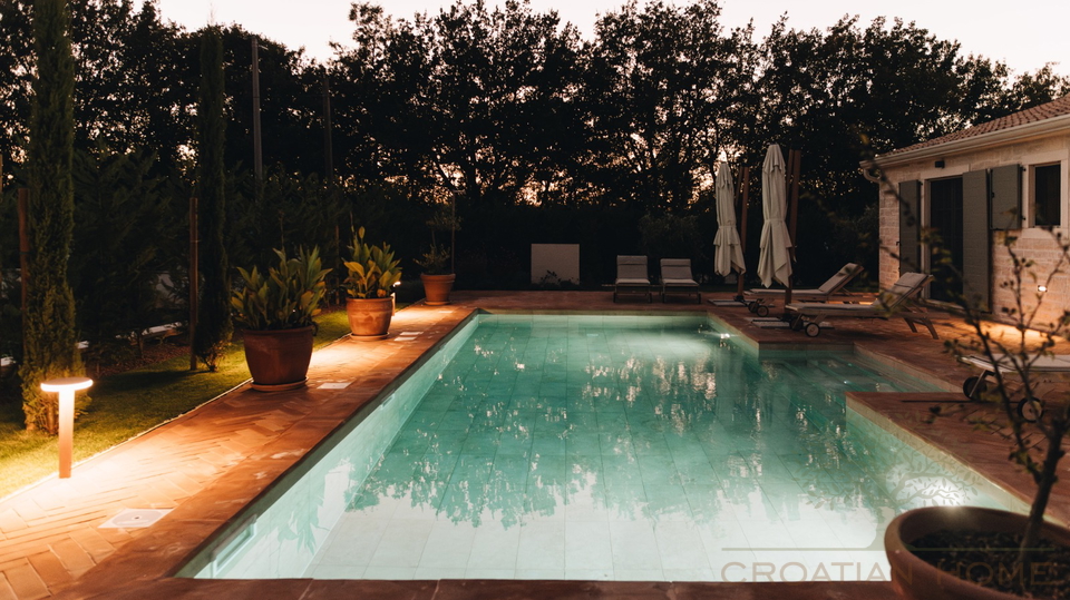 Premium-Villa nahe Pore&ccaron; &plus; 5&period;500 m&sup2; Zusatzgrundst&uuml;ck f&uuml;r Sport & Freizeit &lpar;beantragte Umwidmung&rpar;