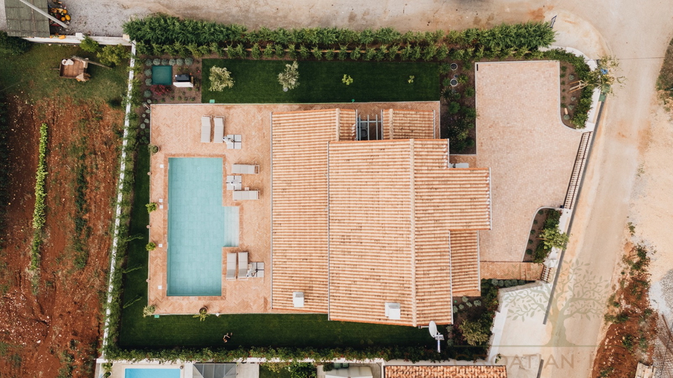 Premium-Villa nahe Pore&ccaron; &plus; 5&period;500 m&sup2; Zusatzgrundst&uuml;ck f&uuml;r Sport & Freizeit &lpar;beantragte Umwidmung&rpar;