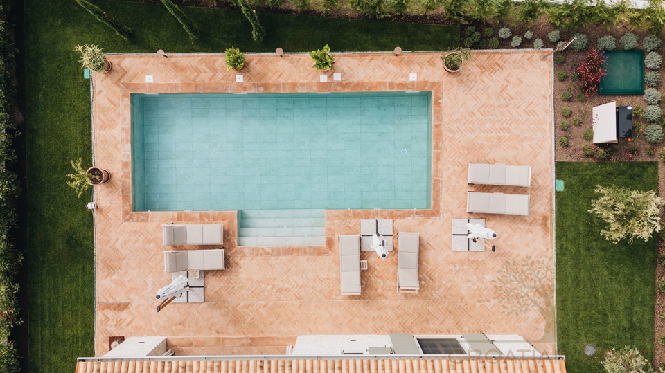 Premium-Villa nahe Pore&ccaron; &plus; 5&period;500 m&sup2; Zusatzgrundst&uuml;ck f&uuml;r Sport & Freizeit &lpar;beantragte Umwidmung&rpar;