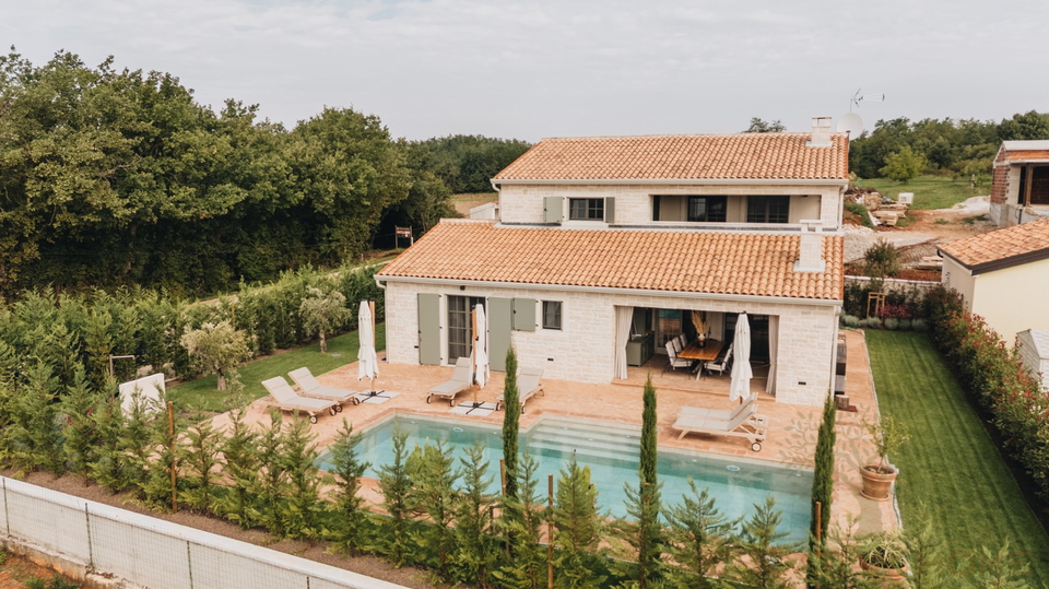 Premium-Villa nahe Pore&ccaron; &plus; 5&period;500 m&sup2; Zusatzgrundst&uuml;ck f&uuml;r Sport & Freizeit &lpar;beantragte Umwidmung&rpar;