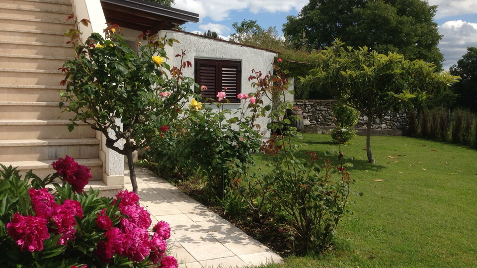 ISTRIEN&comma; SOVINJAK&comma; HAUS MIT SCH&Ouml;NEM GARTEN UND HERRLICHER AUSSICHT