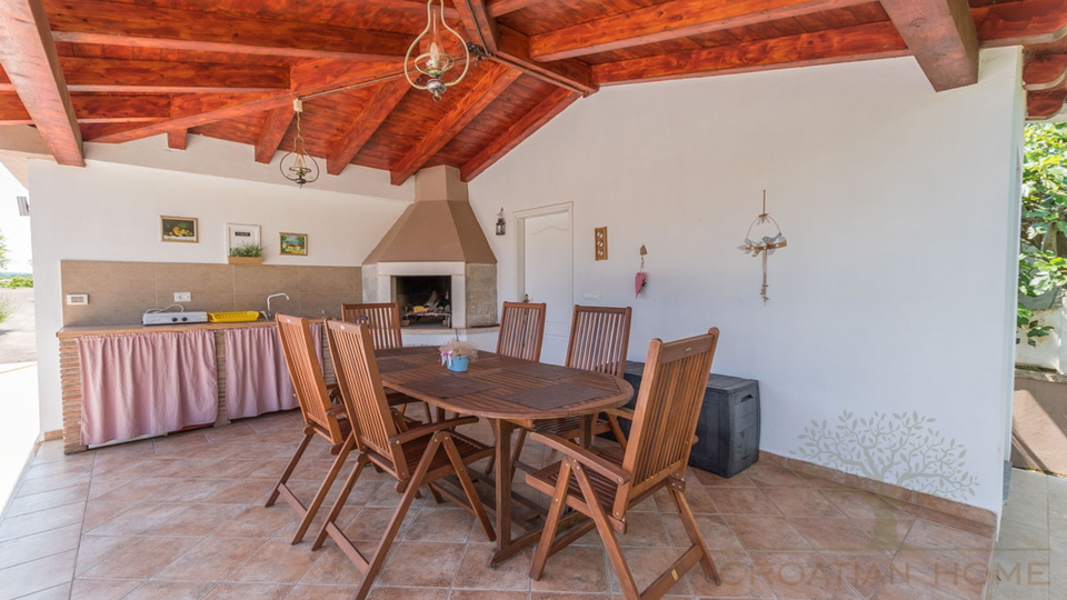 BUNGALLOW MIT POOL UND GARAGE