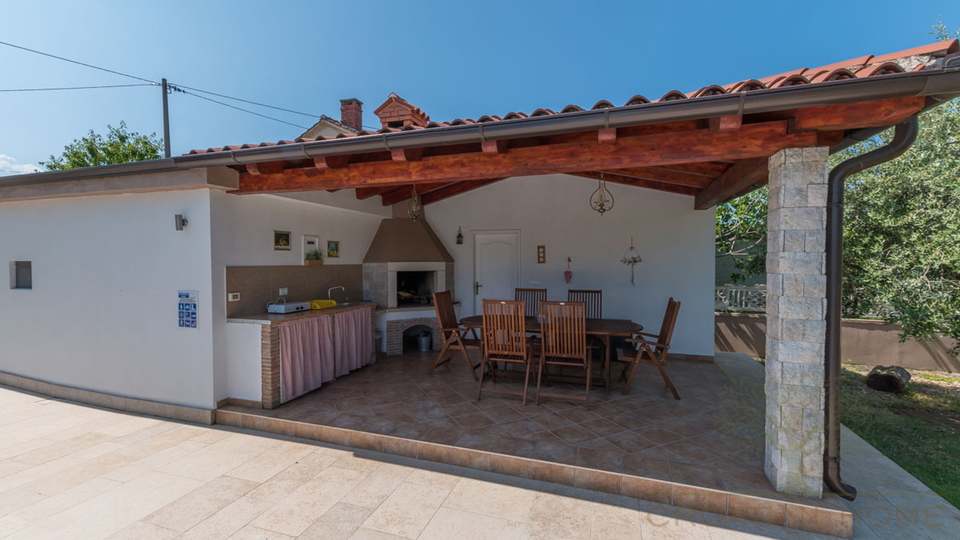 BUNGALLOW MIT POOL UND GARAGE
