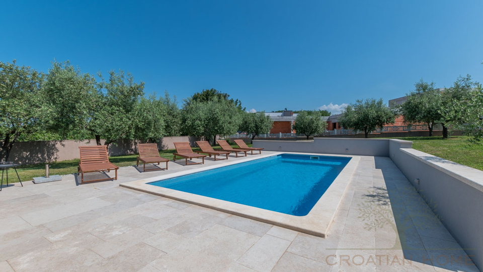 BUNGALLOW MIT POOL UND GARAGE