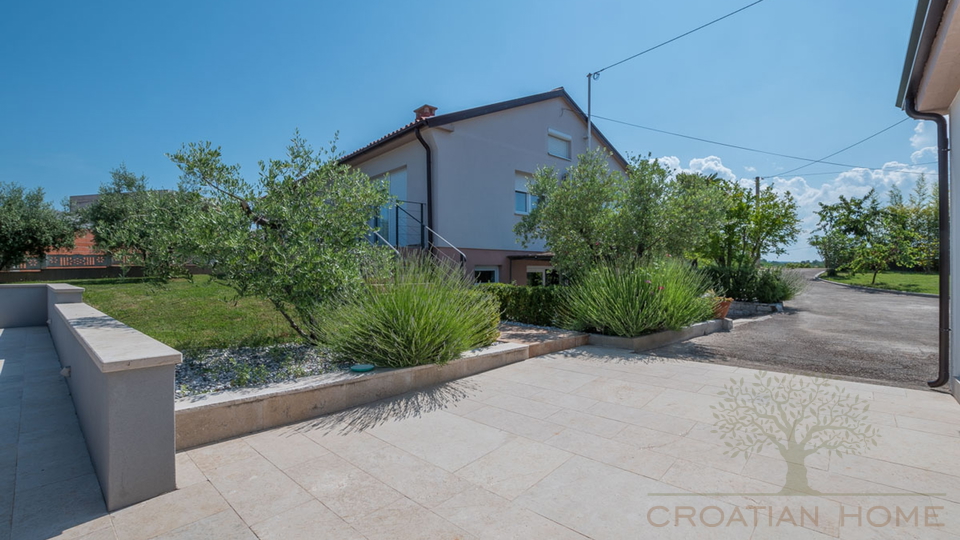 BUNGALLOW MIT POOL UND GARAGE