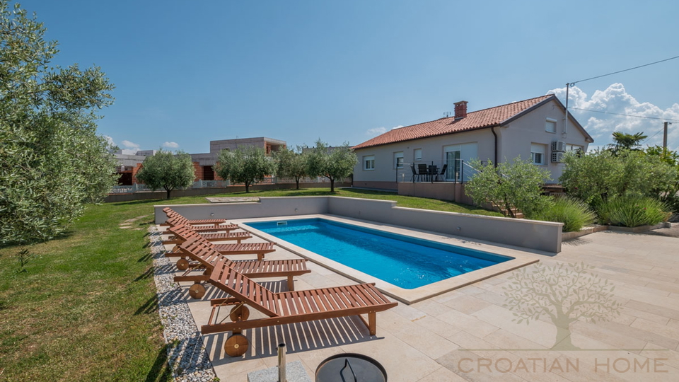 BUNGALLOW MIT POOL UND GARAGE