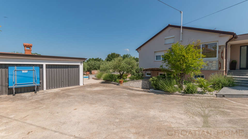 BUNGALLOW MIT POOL UND GARAGE