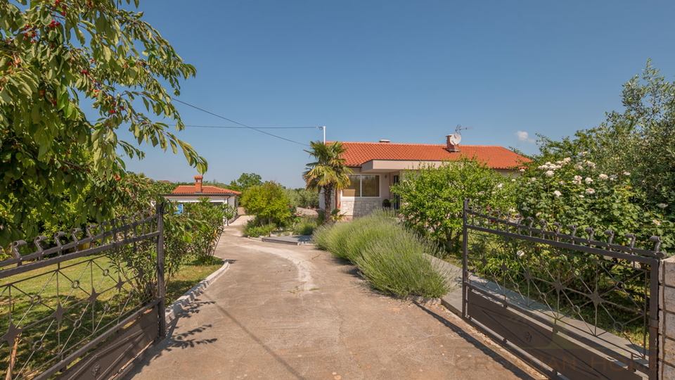 BUNGALLOW MIT POOL UND GARAGE