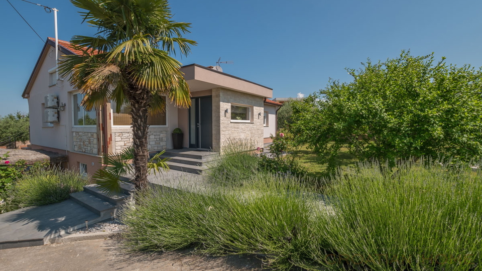 BUNGALLOW MIT POOL UND GARAGE