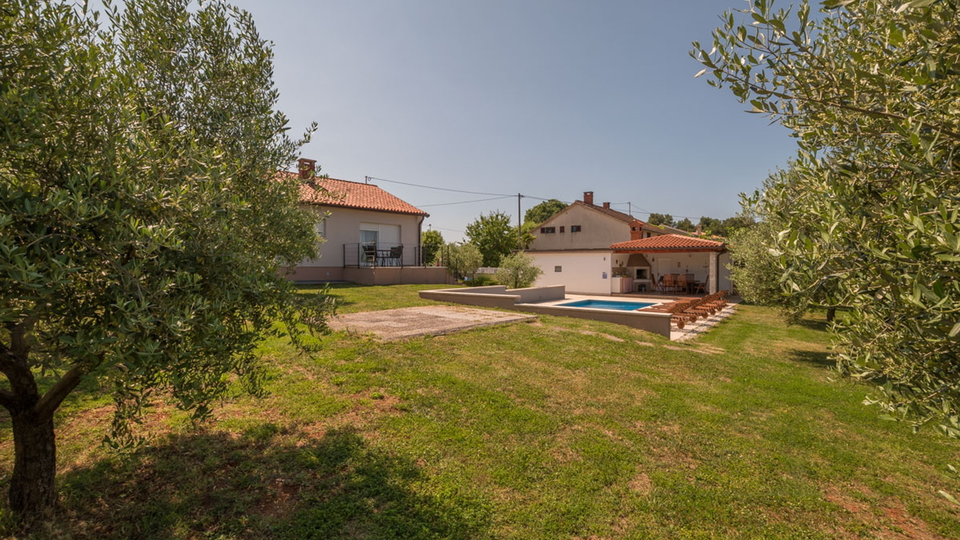 BUNGALLOW MIT POOL UND GARAGE