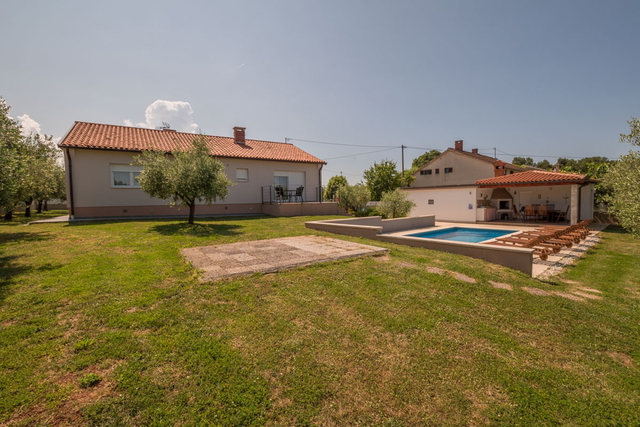 BUNGALLOW MIT POOL UND GARAGE