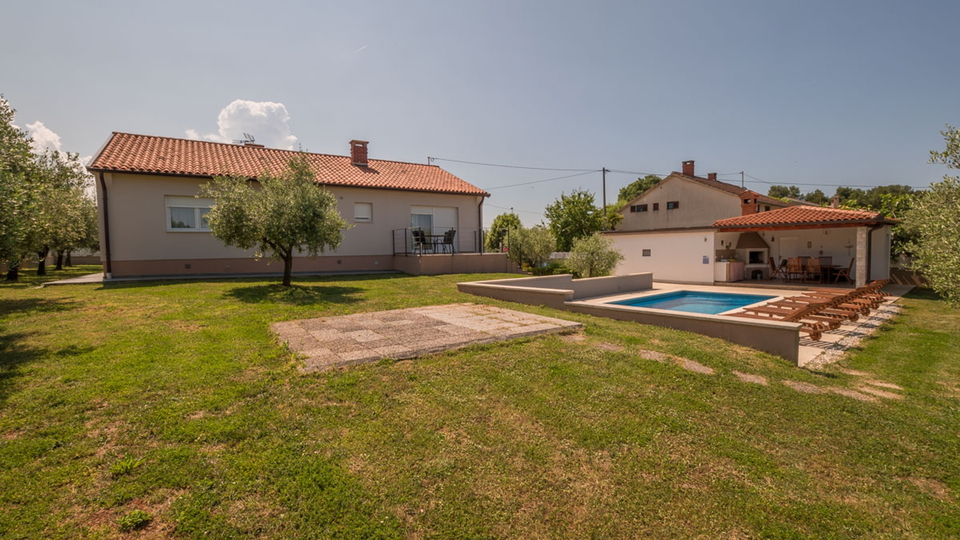 BUNGALLOW MIT POOL UND GARAGE