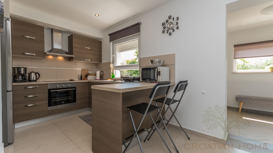 BUNGALLOW MIT POOL UND GARAGE