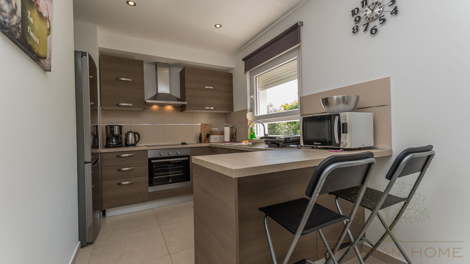 BUNGALLOW MIT POOL UND GARAGE