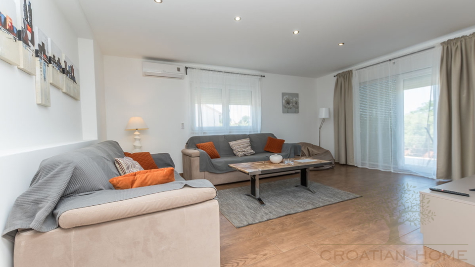 BUNGALLOW MIT POOL UND GARAGE