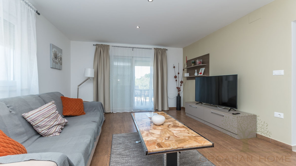 BUNGALLOW MIT POOL UND GARAGE
