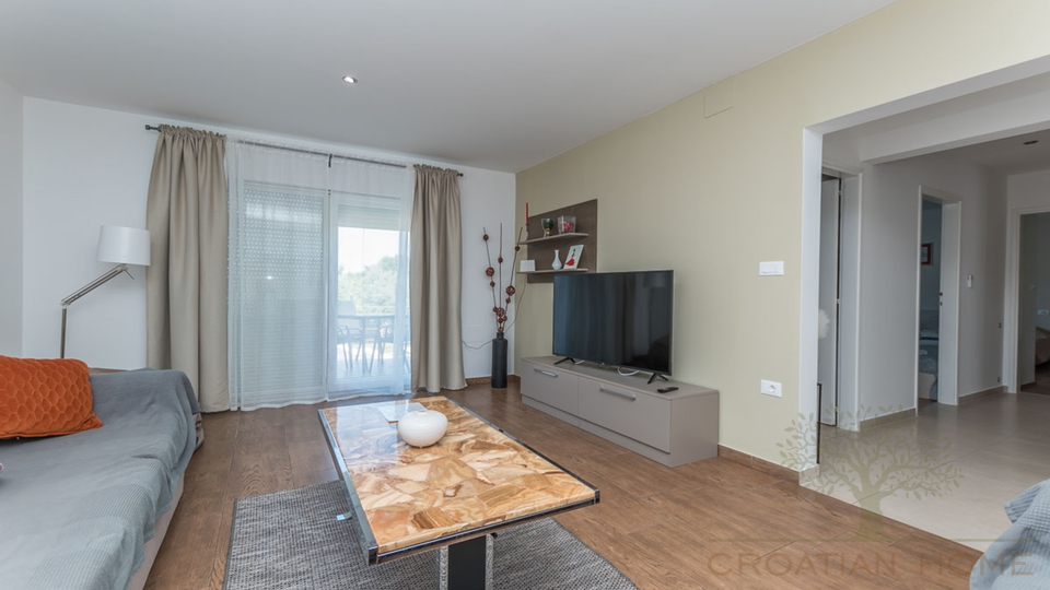 BUNGALLOW MIT POOL UND GARAGE