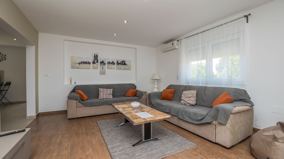 BUNGALLOW MIT POOL UND GARAGE