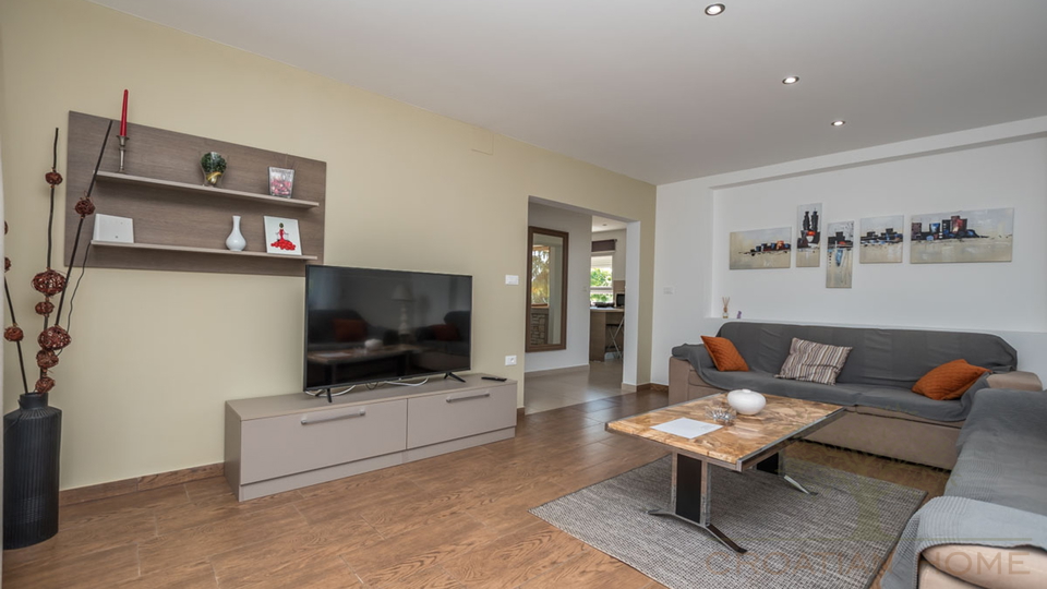 BUNGALLOW MIT POOL UND GARAGE