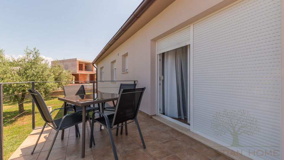 BUNGALLOW MIT POOL UND GARAGE
