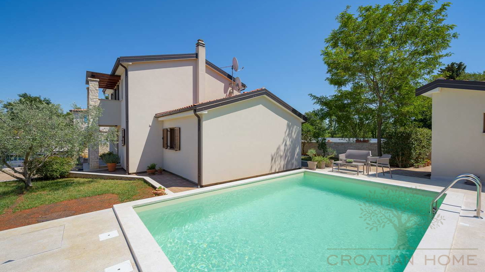 Haus mit Salzwasser-Pool und Solaranlage