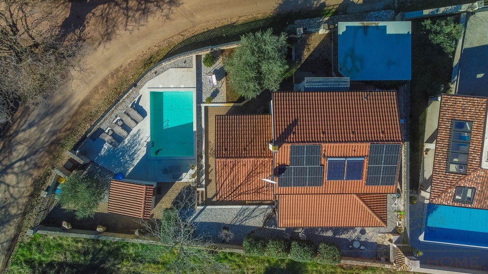 Haus mit Salzwasser-Pool und Solaranlage