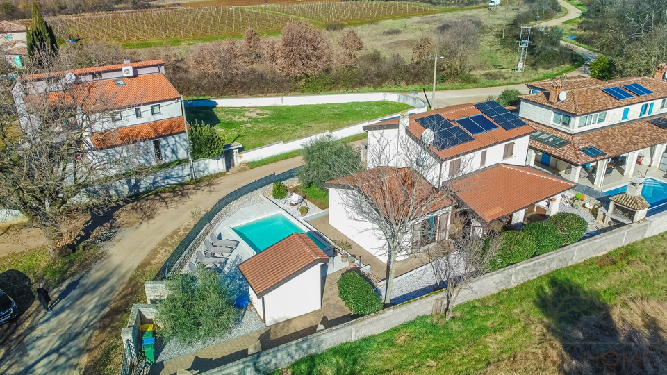 Haus mit Salzwasser-Pool und Solaranlage