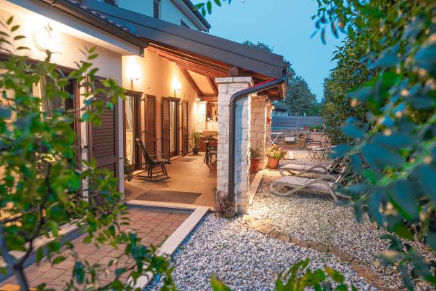 Haus mit Salzwasser-Pool und Solaranlage