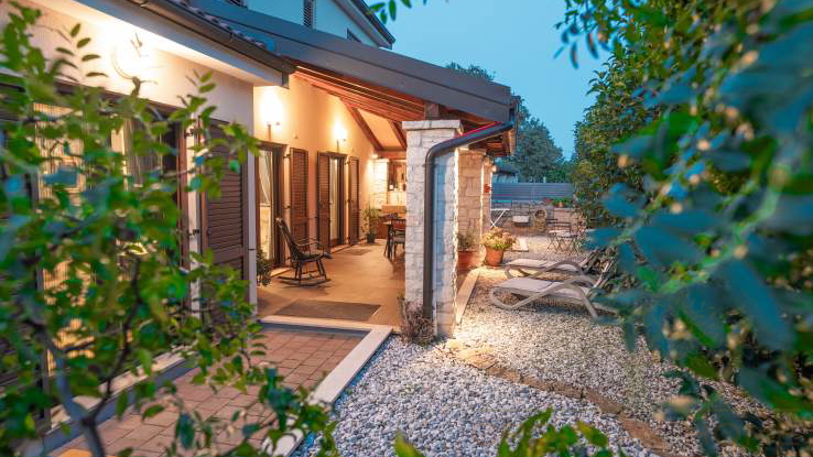 Haus mit Salzwasser-Pool und Solaranlage