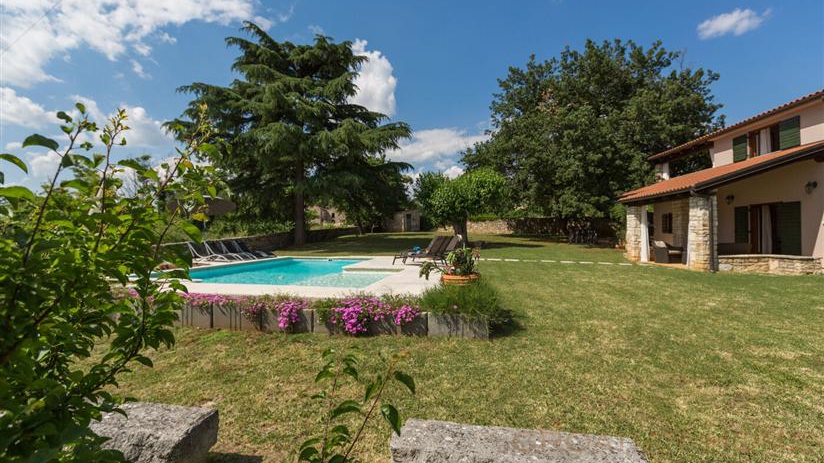 APSOLUTE PRIVATSPH&Auml;RE MIT GROSSEM GARTEN IN RANDLAGE