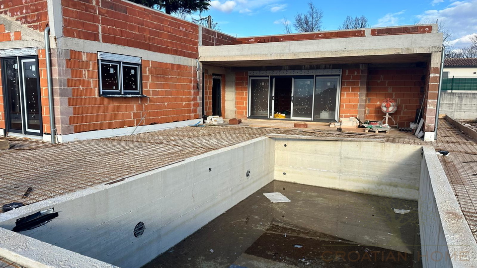 MODERNER BUNGALLOW MIT POOL IM BAU