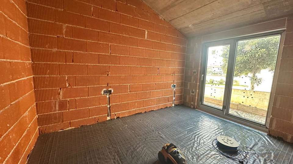 MODERNER BUNGALLOW MIT POOL IM BAU