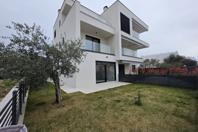 Modernes Endreihenhaus mit Meerblick, Garten und Jacuzzi – nur 700 m vom Meer entfernt