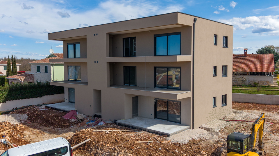 Exklusive Gartenwohnung mit Meerblick in ruhiger Lage nahe Pore&ccaron;