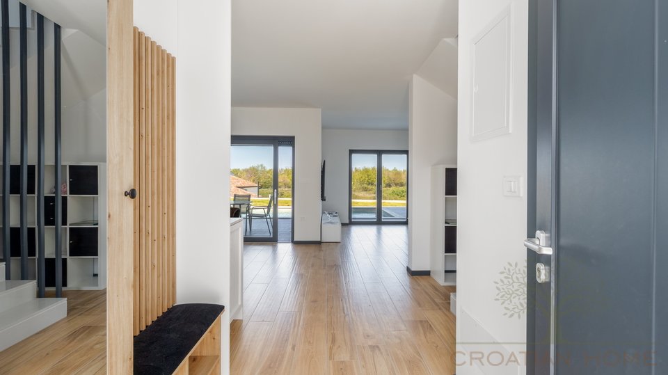 Modernes Haus in ruhiger Lage &ndash; nur 4 km von Pore&ccaron; entfernt - Meerblick&excl;
