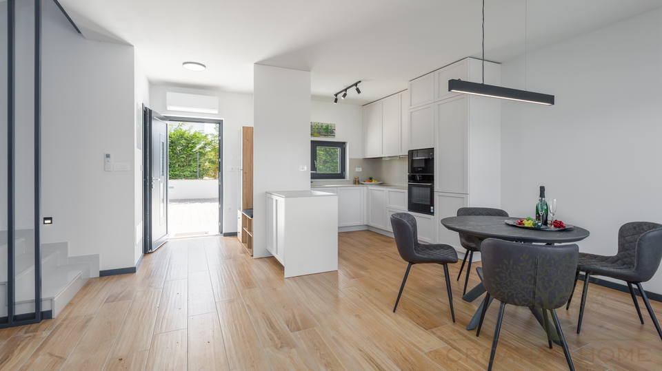 Modernes Haus in ruhiger Lage &ndash; nur 4 km von Pore&ccaron; entfernt - Meerblick&excl;