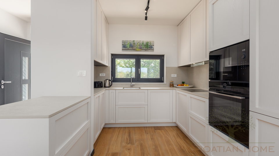 Modernes Haus in ruhiger Lage &ndash; nur 4 km von Pore&ccaron; entfernt - Meerblick&excl;