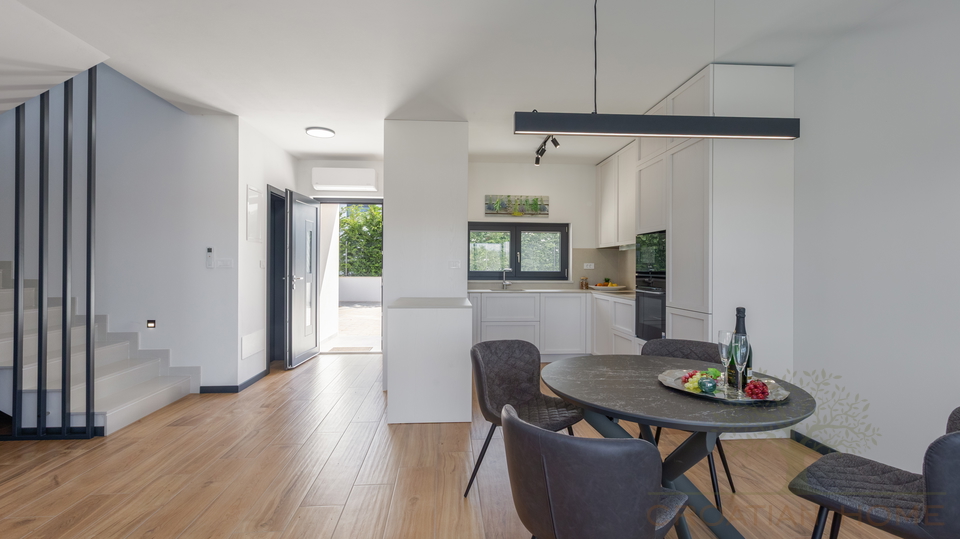 Modernes Haus in ruhiger Lage &ndash; nur 4 km von Pore&ccaron; entfernt - Meerblick&excl;