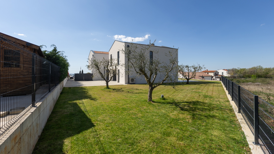 Modernes Haus in ruhiger Lage &ndash; nur 4 km von Pore&ccaron; entfernt - Meerblick&excl;