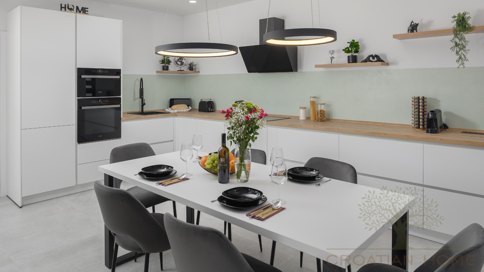 Neubau Bungalow mit beheiztem Pool&comma; Wellnessraum&sol;Fittnessraum&comma; bioklimatische Pergola und Fussbodenheizung&comma; K&uuml;che im Preis inbgrf&comma;