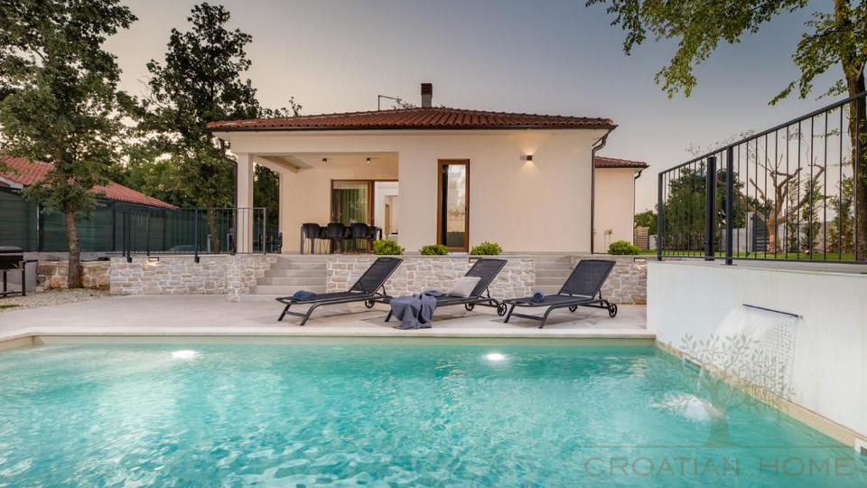 Eleganter Neubau Bungalow mit Pool - Ruhe&comma; Privatsph&auml;re und ganzj&auml;hriger Wohnkomfort