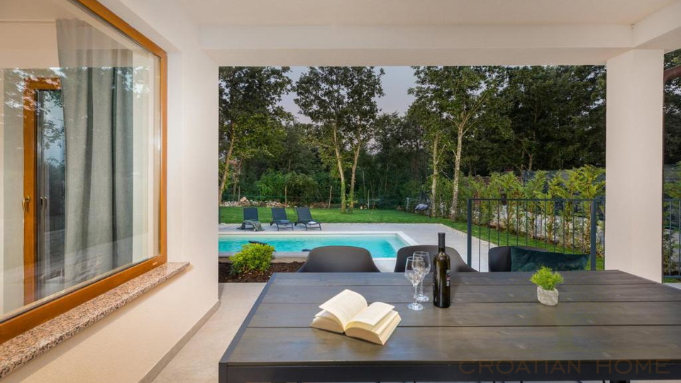 Eleganter Neubau Bungalow mit Pool - Ruhe&comma; Privatsph&auml;re und ganzj&auml;hriger Wohnkomfort