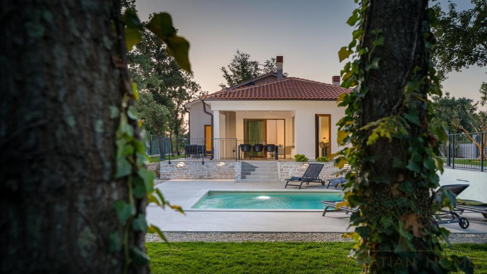 Eleganter Neubau Bungalow mit Pool - Ruhe&comma; Privatsph&auml;re und ganzj&auml;hriger Wohnkomfort